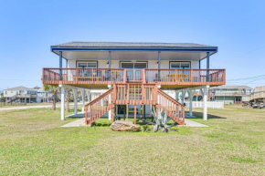 Pet-Friendly Galveston Home Walk to Beaches!